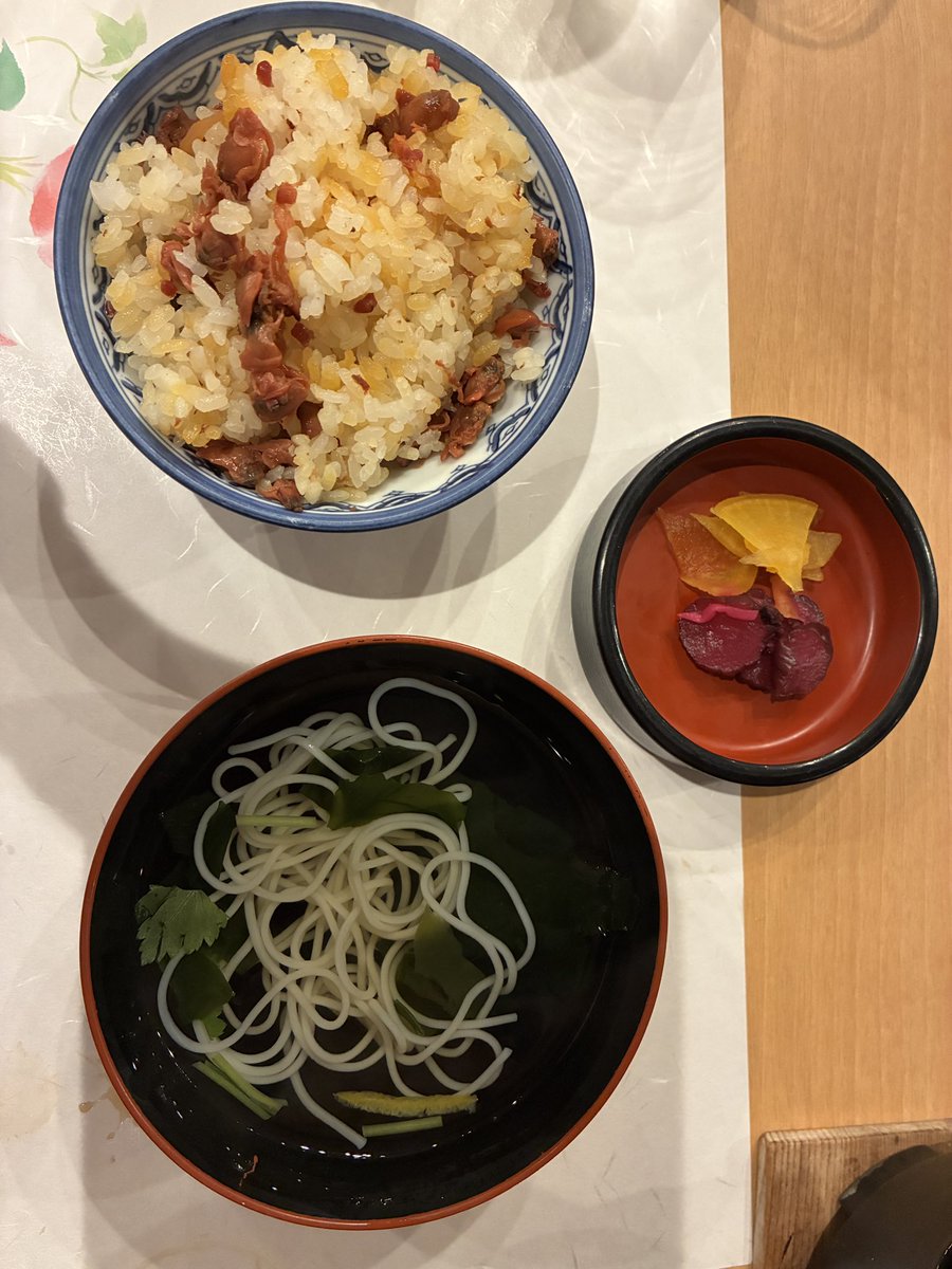 yama195's tweet photo. さて、この旅行最後の晩御飯。満潮になって、見えなくなった道をみながら。 https://t.co/TQaJptJm5E