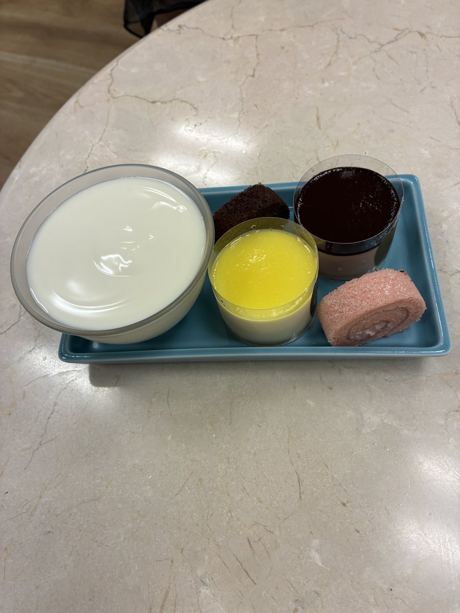 yama195's tweet photo. さて、この旅行最後の晩御飯。満潮になって、見えなくなった道をみながら。 https://t.co/TQaJptJm5E