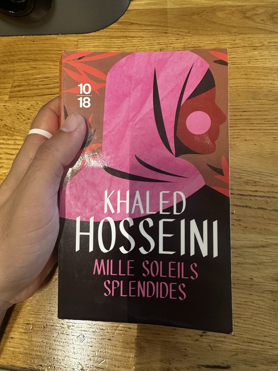 Elyes_691's tweet photo. Je suis à peu près à la moitié du livre c’est incroyable chaque partie est meilleure que la précédente. Hâte de le finir mais c’est tellement triste 😭 https://t.co/gAdHvJB1ha