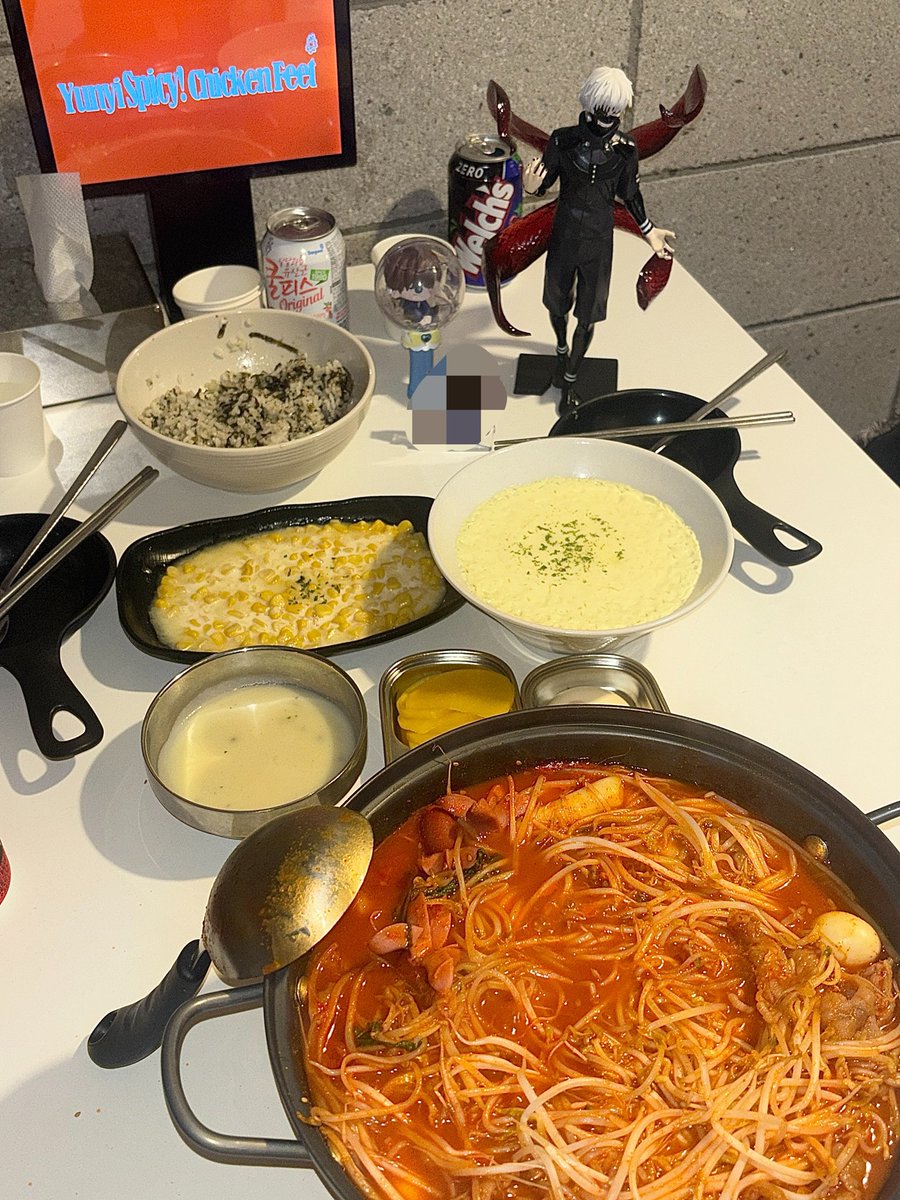w00nmay's tweet photo. 예절샷 찍자 했는데
친구가 ㅈㄴ 예의 발라서 「압도」 당함 https://t.co/Ni3T4JwzSr