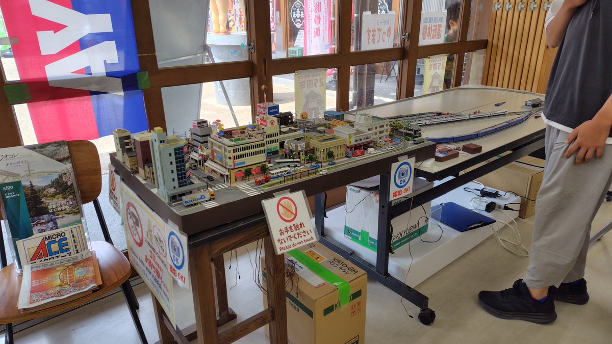 _den_2012's tweet photo. 今日は豊後高田の昭和の街で行われていたイベントを見学させて頂きました😊
昭和の街も人気の観光地なので体験イベントもかなり盛況でした
展示物もどこから集めてきたのかって程の量で見応えありました😆
子供の頃に見てきた商品やポスターを見てとても懐かしい気持ちになりました https://t.co/znIM0A6ugn