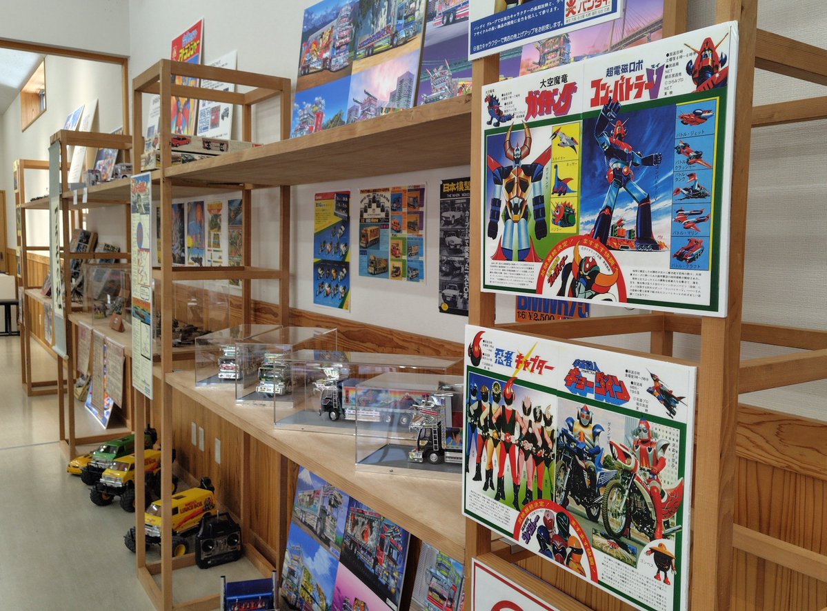 _den_2012's tweet photo. 今日は豊後高田の昭和の街で行われていたイベントを見学させて頂きました😊
昭和の街も人気の観光地なので体験イベントもかなり盛況でした
展示物もどこから集めてきたのかって程の量で見応えありました😆
子供の頃に見てきた商品やポスターを見てとても懐かしい気持ちになりました https://t.co/znIM0A6ugn