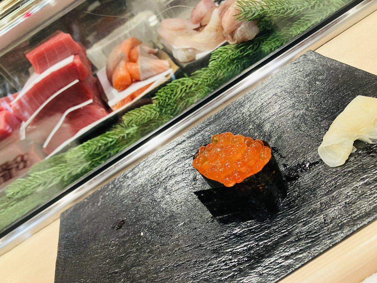 danshakupote2's tweet photo. 立ち食い寿司🍣
とろけました…
おすすめしてくれてありがとう！

・中トロ・ほっけ・たらば蟹
・炙りサーモン・いくら・あぶり銀鱈

yummy🍽️♡
#北海道旅　#お寿司 https://t.co/eCkLpJOR2b