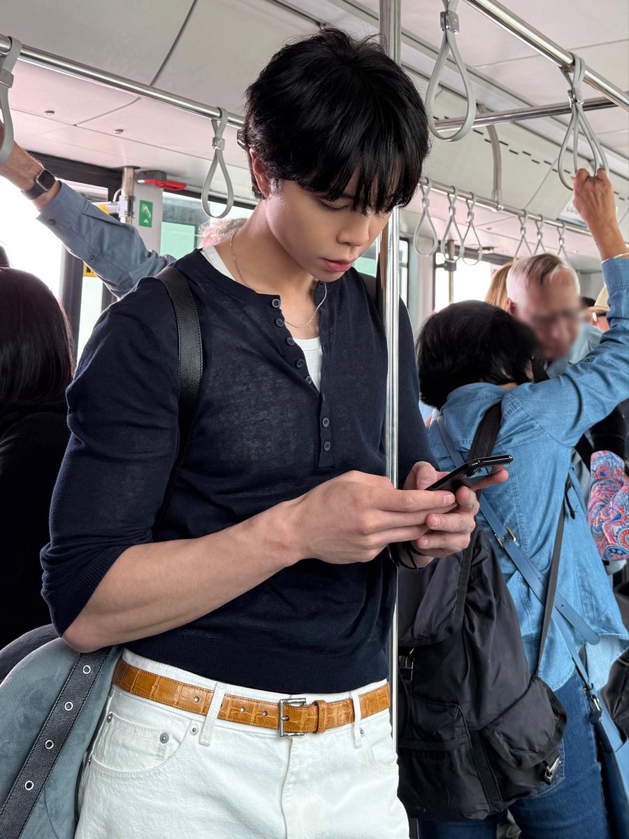 draftkay's tweet photo. “maaf mas, tanjung barat udah lewat?”
“ah? sorry?” /lepas earphone, “oh belum masih cawang”
“ohh oke. makasih ya mas”
“nanti di sebelah kanan”
“eh, apa mas?”
“peron tanjung barat di kanan”
“ohh…” /geser ke kanan, “makasih :)”
“yes” /ngangguk, cuek buka hp lagi https://t.co/KnvoTmnpYY