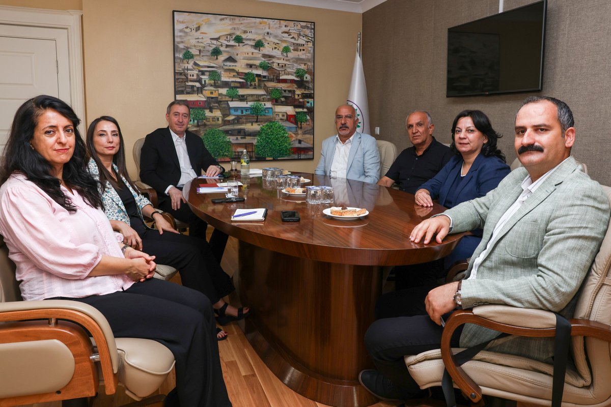 DEMGenelMerkezi's tweet photo. EĞİTİM SEN Genel Başkanı Kemal Irmak, Genel Sekreteri Zülküf Güneş, Eğitim Sekreteri Evrim Gülez ve Mali Sekreter Ramazan Gürbüz Genel Merkezimizde Eş Genel Başkanlarımız Tülay Hatimoğulları ve Tuncer Bakırhan'ı ziyaret etti.

Meclis'te kabul edilen Çerçeve Yasa'ya ilişkin görüş alışverişinde bulunan heyet Eş Genel Başkanlarımızı 25-29 Ağustos’ta düzenleyecekleri Demokratik Eğitim Kurultayı’na davet ettiler. Nazik davetleri için teşekkür ederiz. Demokratik, bilimsel, anadilinde ve eşitlikçi bir eğitim için verdikleri mücadelede yan yana durmaya devam edeceğiz.