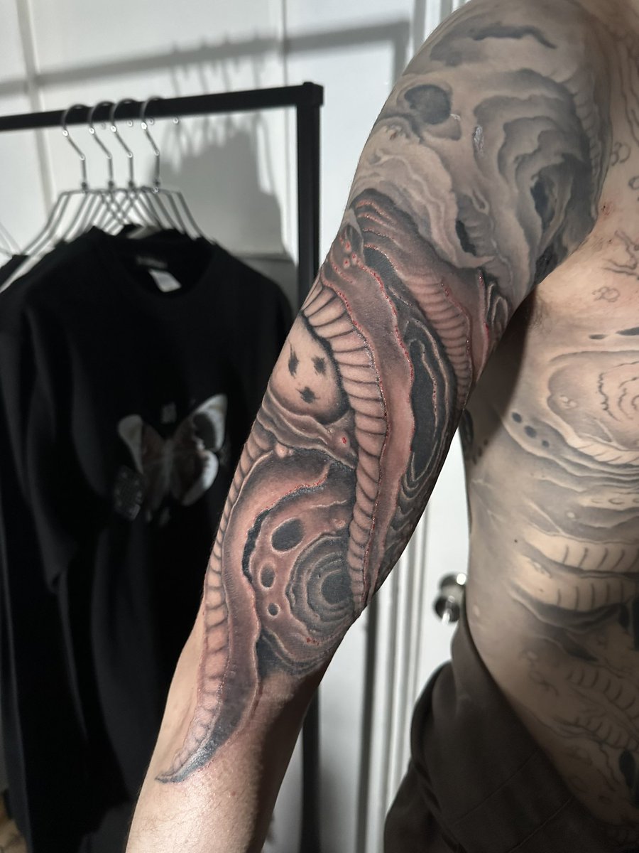 genome_office's tweet photo. 腕部分完成
#tattoo #tattoos #ink #inktattoo  #Design #刺青 #入墨 #文身 #彫師 #デザイン #タトゥー  #desperado #osaka #osakajapan #伝統 #伝統和彫 #japanesetraditional #전통일본문신　#문신 #디자인 #오사카 #일본 #genome #ゲノム #遺伝子 #バイオ #リアリスティック https://t.co/qGIyPVnS3j