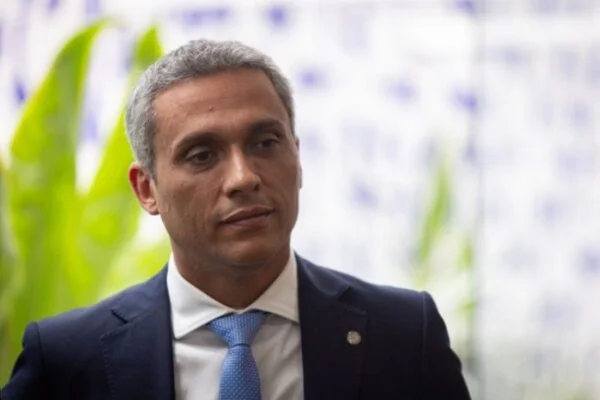 BlogdoNoblat's tweet photo. Patrimônio de Gustavo Gayer cresce mais de 2.000% em 4 anos. Deputado federal e candidato ao Senado por Goiás declara R$ 908 mil em bens. Em 2022, valor informado era de R$ 43 mil https://t.co/f5eXBAwawQ