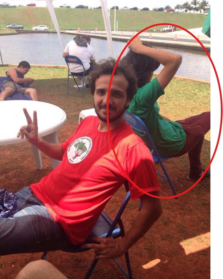 CaminhoDaMissao's tweet photo. - Em 2015 Renan Santos fez um acampamento em frente ao congresso nacional pelo impeachment da Dilma.

- A polícia tenta expulsar eles da frente do congresso.

- Renan Santos veste uma camisa do MST e diz que é uma ocupação pra provocar os esquerdistas.

O bolsonarismo não sobrevive sem mentiras.