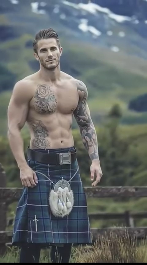 BosGuy's tweet photo. Apparently, I like guys with a low-hanging, furry sporran. Who knew? It's #TartanTuesday, have a great day. https://t.co/hJb5dpmp7K