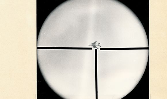 StasiArchiv's tweet photo. Jäger im Fadenkreuz: Im August 1961 alarmierte ein Vorfall im Kreis #Belzig Volkspolizei & #Stasi: Ein Jäger soll mit seinem Gewehr auf sowjetische Düsenjäger gezielt haben.
Wie das MfS ermittelte & warum es später selbst Flugzeuge ins Visier nahm 👇
https://t.co/h0T1KmZrV8 https://t.co/kUrM5tiNl7