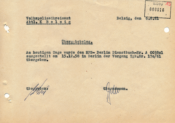StasiArchiv's tweet photo. Jäger im Fadenkreuz: Im August 1961 alarmierte ein Vorfall im Kreis #Belzig Volkspolizei & #Stasi: Ein Jäger soll mit seinem Gewehr auf sowjetische Düsenjäger gezielt haben.
Wie das MfS ermittelte & warum es später selbst Flugzeuge ins Visier nahm 👇
https://t.co/h0T1KmZrV8 https://t.co/kUrM5tiNl7