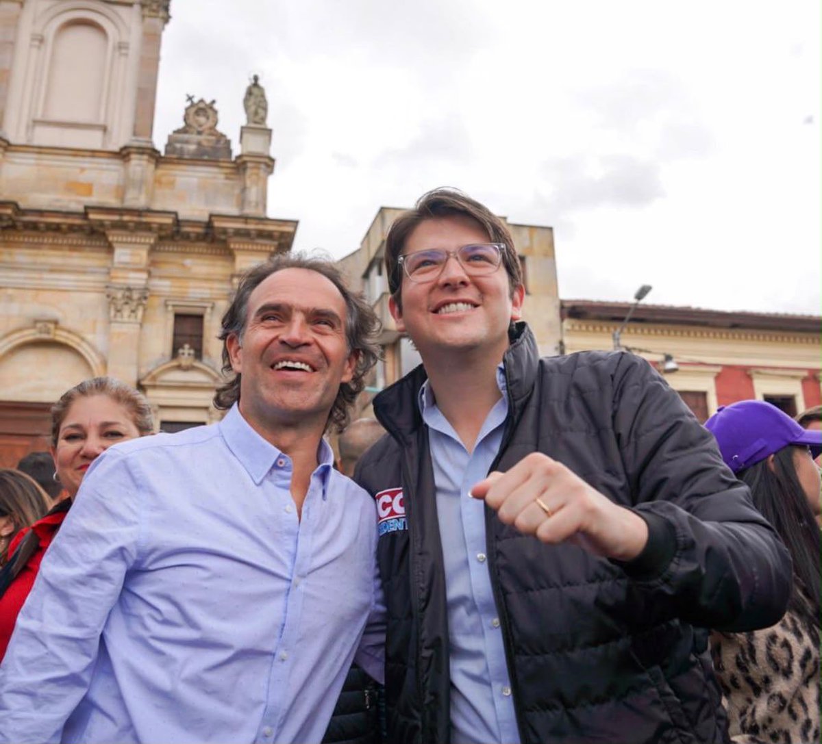 FicoGutierrez's tweet photo. Hace un año murió Miguel Uribe y todavía duele.

Aún te pensamos, Miguel. Te recordamos con tu alegría, con tu amor profundo por Colombia, con esa convicción de que este país podía ser mejor. Y seguimos trabajando por ese país que soñabas: uno donde pensar distinto nunca vuelva a costarle la vida a nadie, donde la política no se haga desde el odio y donde podamos volver a encontrarnos como colombianos.

Ha pasado un año y han cambiado muchas cosas. Me gusta pensar que hoy estarías feliz. Que mirarías a Colombia con esperanza al saber que, después de tanta oscuridad, cesó la horrible noche.

Haces mucha falta. Pero aquí seguimos sin rendirnos y trabajando para que el país por el que luchaste sea una realidad🇨🇴.