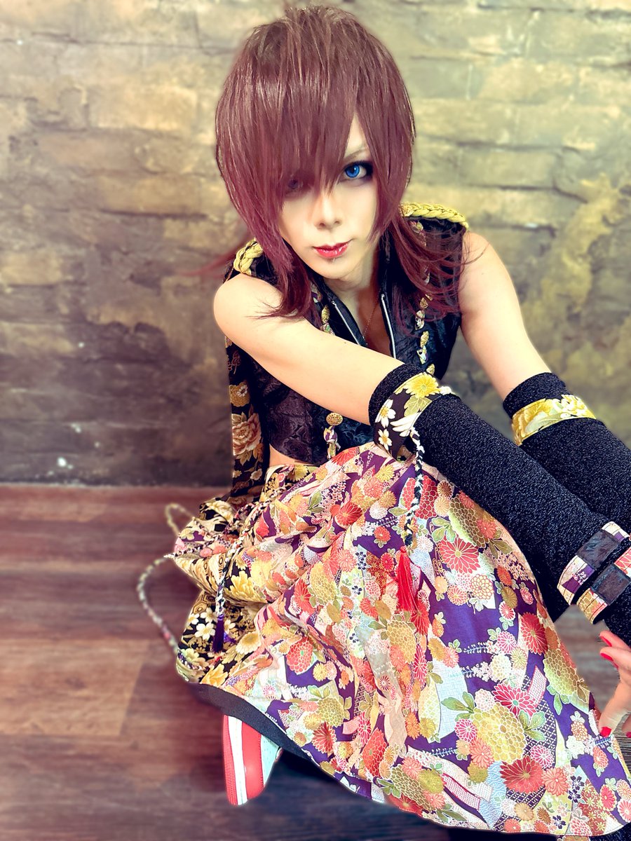 azami_yoshito's tweet photo. 明日は始動日ですねーあめいやだ
衣装で履いてるスニーカーは意味ふくめて　てこだわった
コメント動画さいごまで出なくてごめんねー
あーいうの苦手なの

明日はよろしくね https://t.co/CJeUyUCuUX