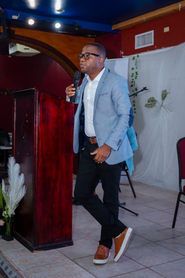 EnomyGer's tweet photo. Deuxième activité au Cap-Haïtien ! 🇭🇹

Merci aux centaines de jeunes entrepreneurs du Nord qui m’ont accueilli à Versailles Ciné pour échanger autour de l’entrepreneuriat, de l’innovation et de l’économie en Haïti.

Merci à @MacheLokalNò pour l’invitation à cette 7e édition de « À la rencontre des entrepreneurs ».

De très beaux échanges avec une jeunesse qui veut entreprendre, innover et construire malgré les défis.

#DemenDwePiBèl 🇭🇹
