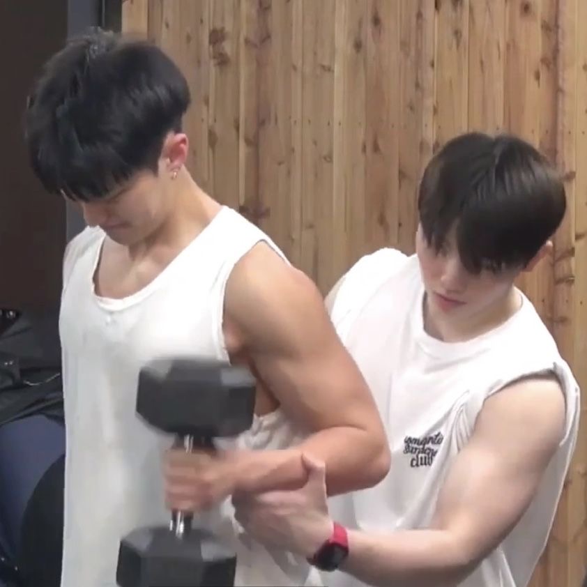 hw96ers's tweet photo. apparently the first thing howoo does after reuniting is work out together. if there’s no selca yet i am not opposed to two-shot gym pics 😗🤲🏻 https://t.co/F2tZI6fQU8