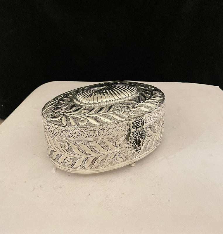 kanika_jain83's tweet photo. 🪔 German Silver Fully Carved 1 Piece Box | Jewelry & Sweets Gift Box
🌐 Website: https://t.co/MYTforWxRf
🛍️ Etsy: https://t.co/t11Y9YOtoi
📩 DM for bulk orders & custom requirements
#GermanSilver #GermanSilverBox #JewelryBox #CarvedBox #SweetsBox #GiftBox https://t.co/YUPdC8HC7I