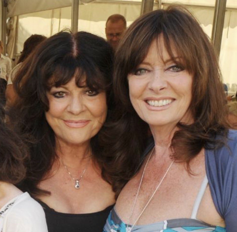 vickimichelle's tweet photo. Happy Birthday My Beautiful Sister Ann. Brilliant actress and Beautiful Woman inside and out. Always helping others Have a Fabulous Day 
Love you xxx @motorhomeanni #Sister #Fabulous #Birthday #ThursdayThoughts https://t.co/64HuJdMnhq