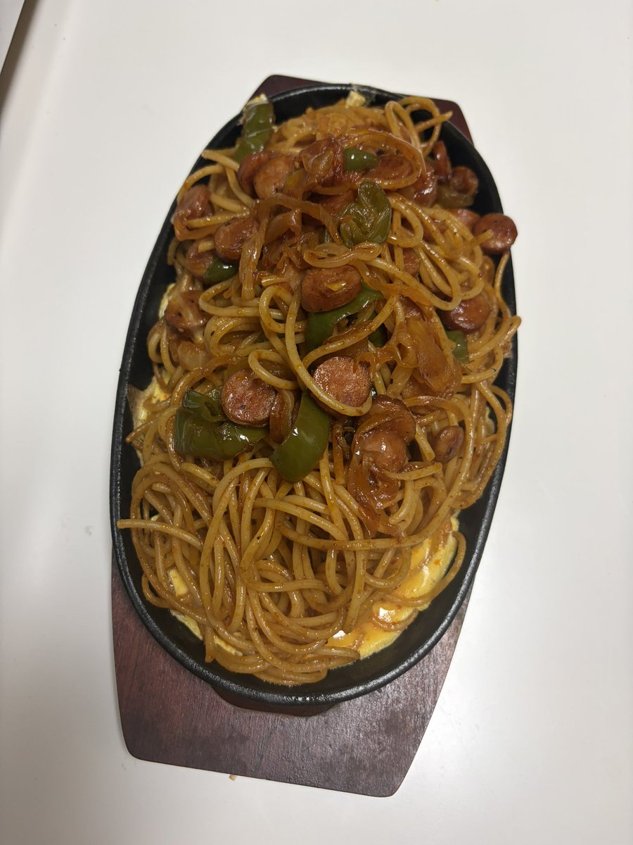 donichiro_coc's tweet photo. テレビで鉄板ナポリタンが紹介されてて、食べたくなったから作ってみた。
麺の量を欲張り過ぎて山盛りになってしまった。 https://t.co/pgI6FRr8j7