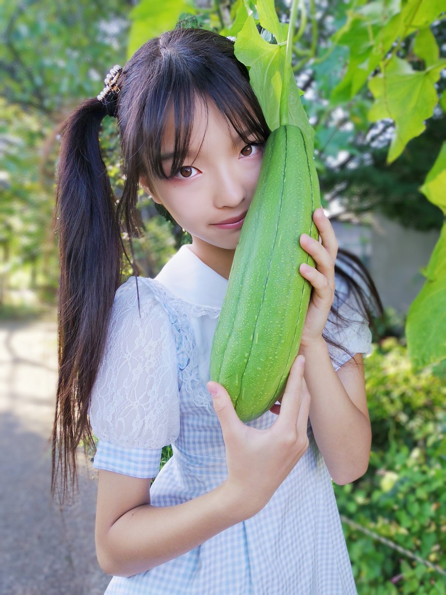 model : はるひ さん 春 に植えたヘチマ勒が連日の猛暑☀でこんなに大きく育ったよ〜殺 #夏の思い出 #ポートレート https://t ...