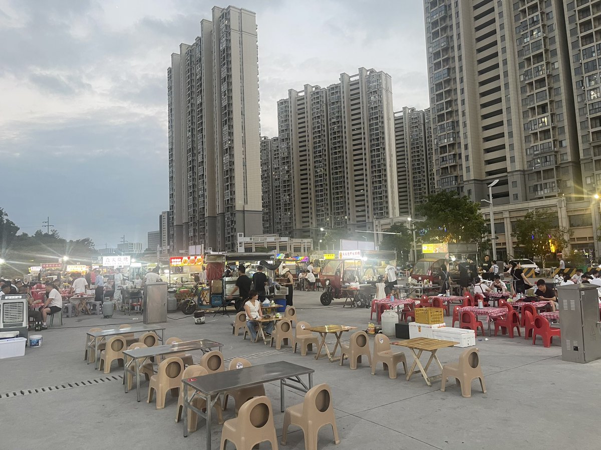 hash256pro's tweet photo. 南昌至少有上百个这样的野摊集市，

租店面开餐饮的还能有生意吗？ https://t.co/kkUxU5b4Qw