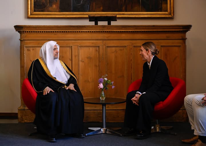 mwlbosna's tweet photo. Nj. E.  generalni sekretar Lige muslimanskog svijeta i predsjednik Vijeća muslimanskih učenjaka, uvaženi šejh dr. Muhamed El-Isa sastao se s bivšom premijerkom Novog Zelanda, gospođom Jacindom Ardern. https://t.co/JuO2lAMurm