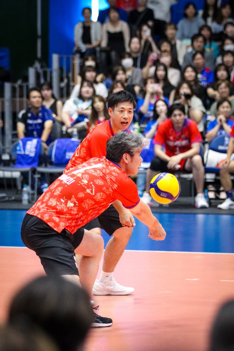 toray_i's tweet photo. 山村「ショートサーブ打たないで!!パワーサーブにして!!56歳もう足は動かないから!!!」
15年ぶりくらいの現役復帰本当にありがとうございます!!!笑
#荻野正二
#GORILASTMATCH https://t.co/Hs6FtuM8j1