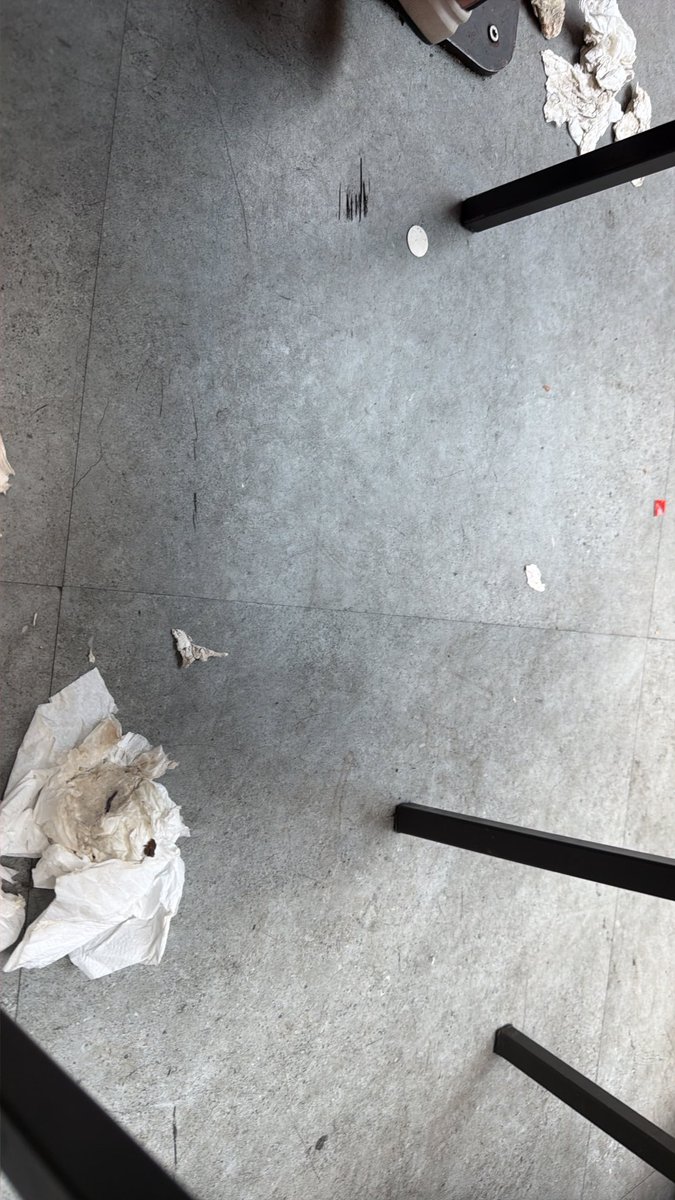 MellowPhilip's tweet photo. @BristolAirport is a filthy disgusting place https://t.co/Zb79ZBPjDR