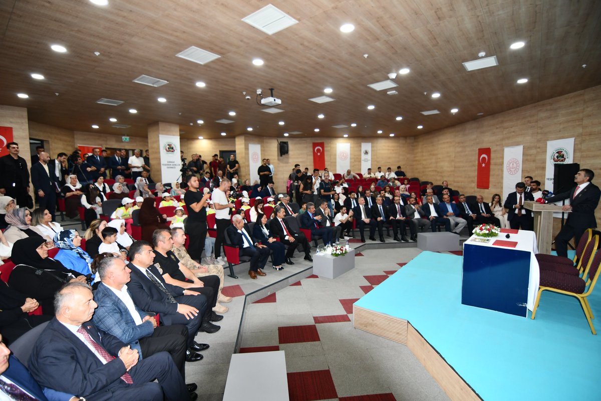 TatarArslan's tweet photo. 📍 Şırnak Öğretmenevi

Milli Eğitim Bakanımız Sayın Yusuf Tekin’in teşrifleriyle; Valimiz Sayın Birol Ekici, Belediye Başkanımız Sayın Mehmet Yarka, AK Parti Şırnak İl Başkanımız Sayın İbrahim Halil Erkan, MHP Şırnak İl Başkanımız Sayın Koçero Saluci, Yeşeren Gençlik Derneği Başkanımız Sayın Hatice Atan ve il protokolümüzün katılımıyla Yeşeren Gençlik Derneği Kütüphane Projeleri Protokol İmza Töreni’ni gerçekleştirdik.

Gençlerimizin hayallerine, eğitimine ve geleceğine katkı sunan bu güzel projenin Şırnak’ımıza hayırlı olmasını diliyor, emeği geçen herkese teşekkür ediyorum.

@tcmeb 
@Yusuf__Tekin 
@hatice_atan73