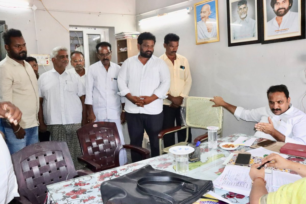 inrKandukuru's tweet photo. వివిపాలెం మండల కేంద్రంలో ఎమ్మార్వో, ఇతర అధికారులతో సమీక్ష నిర్వహించి, మండలంలోని పలు అభివృద్ధి, ప్రజా సమస్యలపై అధికారులతో చర్చించాను. ప్రజలకు ఎలాంటి ఇబ్బందులు లేకుండా సమస్యలను త్వరితగతిన పరిష్కరించాలని అధికారులను ఆదేశించాను.
#inragain2029 #inrmarkruling #inturinageswararao #kandukurtdp #TEAMINR #kandukur #NaraLokesh #NaraChandrababuNaidu #PawanKalyan