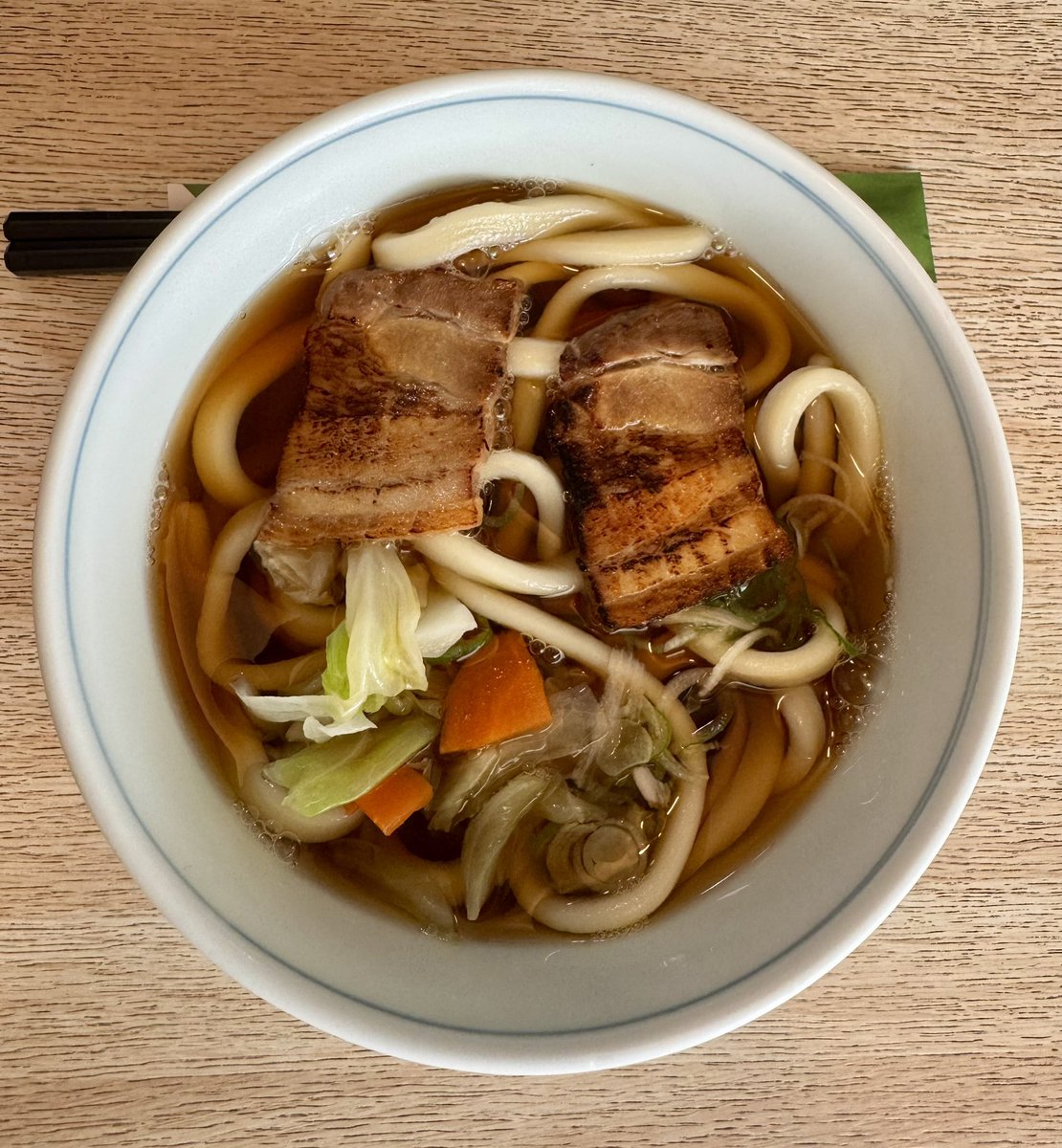 maoh_ark01's tweet photo. 御食事処・麺処　一休
富士吉田市上吉田東
とり唐揚げキャベツラー油つけうどん　¥920
あぶり豚うどん　¥650
吉田のうどん・定食・丼、お得な週替わり定食他メニュー豊富
美味しくいただきました😋
#吉田のうどん
#一休
#定食
#丼 https://t.co/uYdfbQ9C46