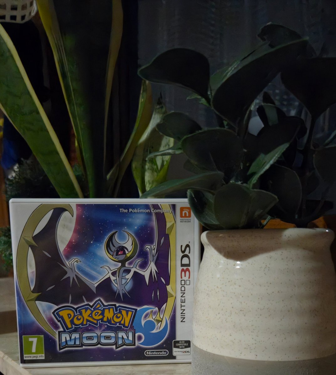 Hesosek's tweet photo. Dzień 38 wrzucania zdjęć gier z mojej kolekcji :)       
Dzisiaj Pokemon Moon na nintendo 3ds https://t.co/MHRslmb7wq