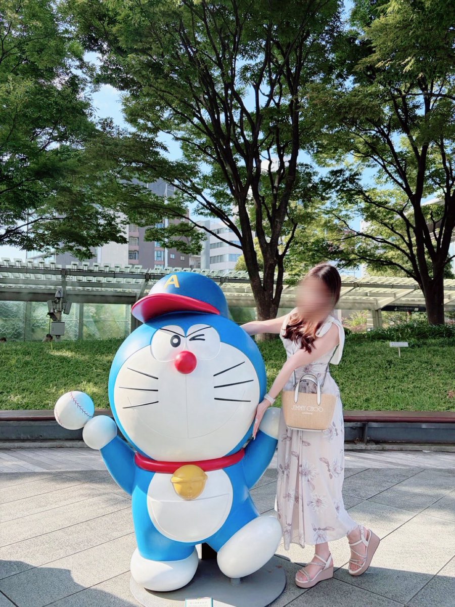 __ab1127_'s tweet photo. 夏の六本木 満喫🍨✨️
始球式の亮平さん意識で野球ドラちゃん⚾️💚
 #herlipto https://t.co/397MrQTpwD