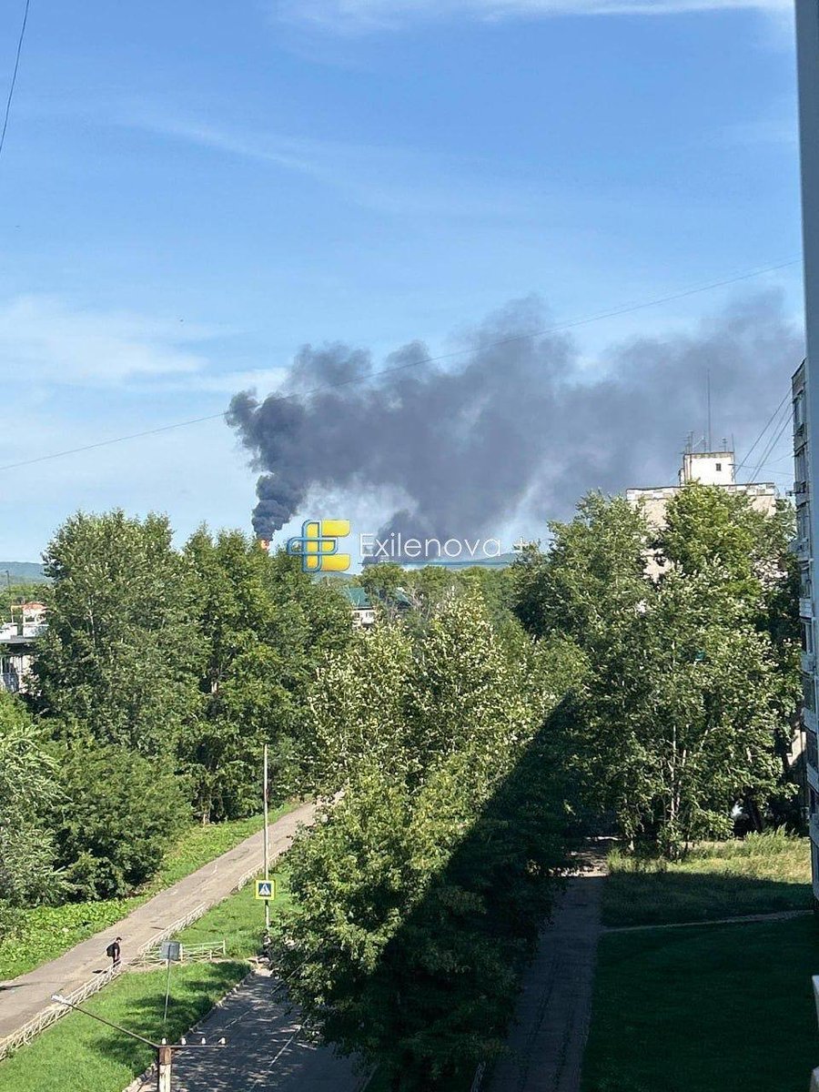 Guerranaucrania's tweet photo. A Um incêndio em uma refinaria da "Rosneft" em Komsomolsk-na-Amure, na região de Khabarovsk, na Rússia. https://t.co/t7gcYKNW5b