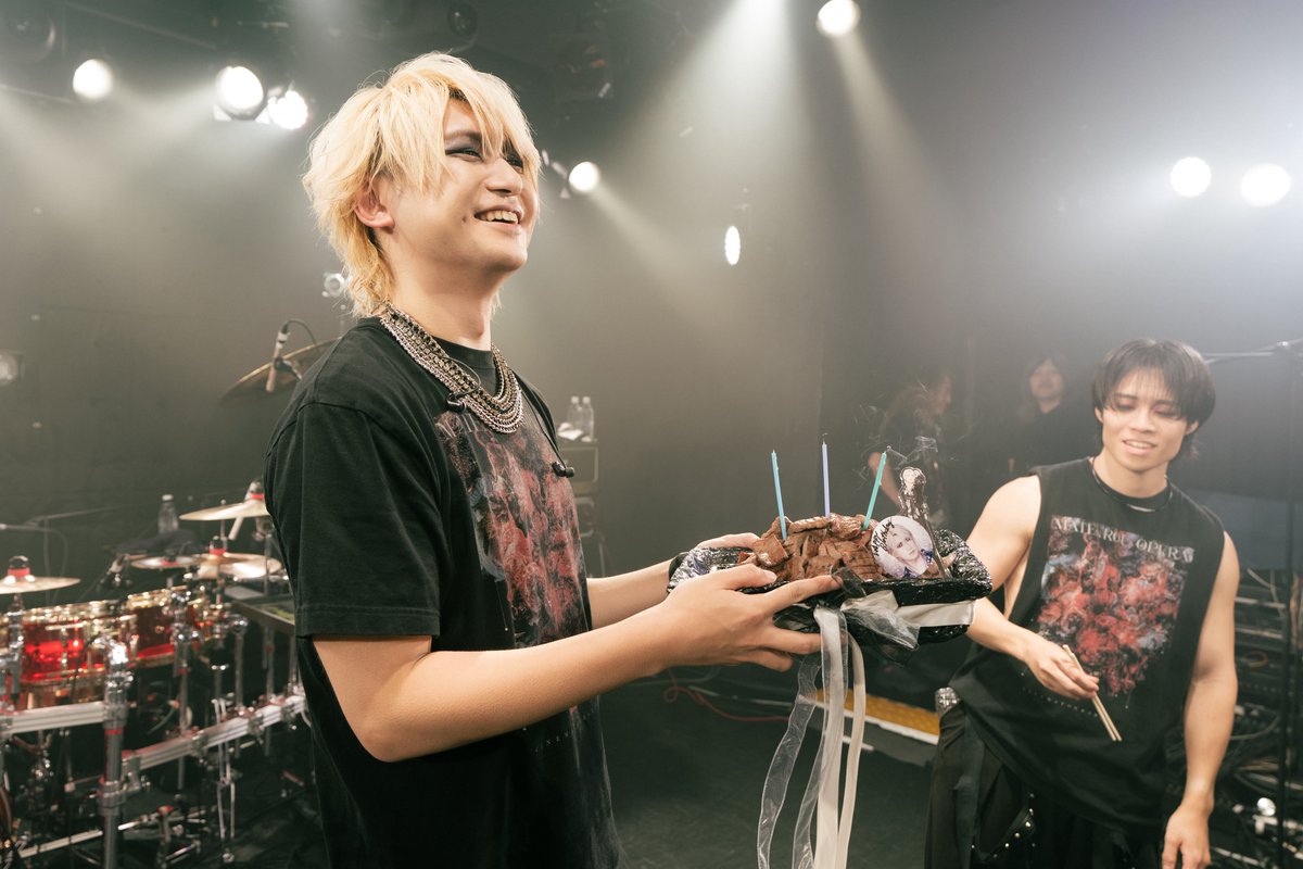YusukeHiraga's tweet photo. 仙台Rensaありがとうー！！
序盤躓いたけど、なんとか立て直して弾ききりました。超幸せ！！！

牛タン山盛りケーキで誕生日祝いしてもらいました🐮

※画像2枚目、響くんがあまりにもヤバいものを見る顔をしてたのでモザイク希望との事でした
※なんでだよ https://t.co/CpTVy9dO3g
