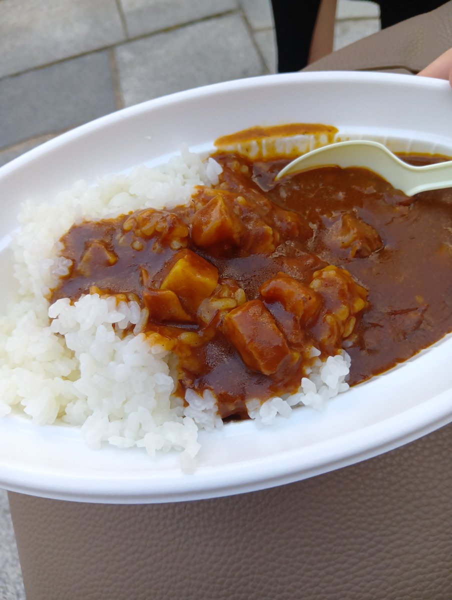 AcoromoCamp's tweet photo. ハーバーランドの日 ハーバー盆踊りに初めて参戦。屋台は少なめ、子ども用のくじなどは充実していたのでやや子ども向けかなと感じた。神戸牛カレー600円。良き。

曲は盆踊りとポップ半々くらいで、

🕺「はいっ！ここで急にボックスステップ！」
ボックスステップ？！？ってどうやんの🤣 https://t.co/jPfBx2ntSA