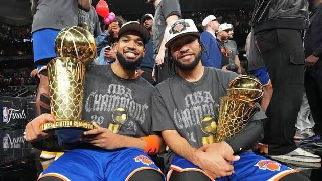 TrashTalk_fr's tweet photo. Les débuts de LeBron avec les Sixers…

Au Madison Square Garden…

Pour la remise des bagues des Knicks…

Et la bannière au plafond du MSG…

ABSOLUTE CINÉMA 🎬🎬 https://t.co/wczPyo9XwO
