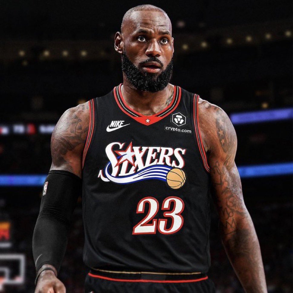 TrashTalk_fr's tweet photo. Les débuts de LeBron avec les Sixers…

Au Madison Square Garden…

Pour la remise des bagues des Knicks…

Et la bannière au plafond du MSG…

ABSOLUTE CINÉMA 🎬🎬 https://t.co/wczPyo9XwO