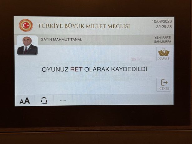 mustafakync_chp's tweet photo. Sayın vekilimizin kazanması için gece gündü çalıştık. Sonra seçildiği partiye ihanet ederek başka bir partiye geçti ve biz seçmenlerini kendi menfaati için kullandı , hakkımı helal etmiyorum.
      Ülkemizde gerçekleşen kardeşlik ikliminden niye rahatsız oluyor onu anlamadım. Bir dahaki seçimde Şanlıurfa sokaklarında dolaşırken halka ne cevap verecek onuda merak ediyorum.
     Hırsısızlık yapan , bir kaç metresine belediyelerde kadro veren, göz göre göre rüşvet alan belediye başkanlarını , rüşvet alan milletvekillerini , tüm sülalesini belediyeye dolduran milletvekillerine açılan soruşturma dosyalarını , ülkemiz için çok hayati ve kıymetli  olan bu sürece koz olarak kullanmak ve bunların serbest bırakılmasını istemek ne kadar ahlaki bir durumdur.
      Yoksa artık Şanlıurfa’dan vazgeçmiş sahil bölgelerine mi göz kırpıyor.
    Yıllardır süren çatışma ortamından sahil bölgeleride rahatsız bunu bilmesi lazım.
     Sayın Özgür Özel’i dünkü oylamadaki tavrından dolayı tebrik ediyorum,
Ama yanındaki bu adamlar ülkenin ve milletin menfaatine olan bu olayda bile gerekli hassasiyeti göstermiyorsa yarın partisinin menfaatinide umursamaz ,
lütfen bunlara dikkat etsin . 
Bizi kandırdı sizide kandırmasın.
      Son olarak dünkü oylamada ülkesinin menfaatini kendi siyasi ikballerinin önüne koyarak evet yönünde oy kullanan tüm milletvekillerine teşekkür ediyorum.
Kazanan ülkemiz olacak , milletimiz olacak.
@kilicdarogluk @herkesicinCHP @karadagferhatt