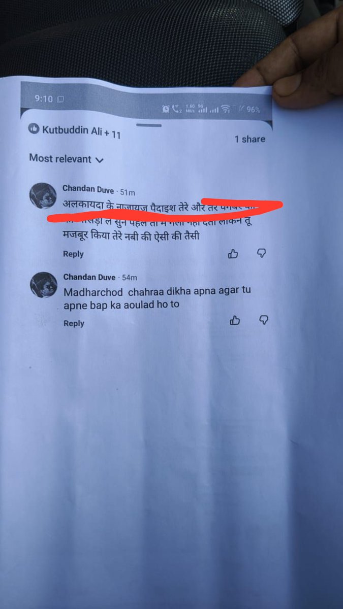 the_dark_masked's tweet photo. थाना कोठीभार में पैगंबर की शान में अभद्र टिप्पणी के खिलाफ शिकायत दर्ज कराने पहुंचे लोगों पर ही पुलिस द्वारा दबाव बनाने के गंभीर आरोप हैं।

SP के स्पष्ट आदेश के बाद भी SO मुकदमा दर्ज नहीं कर रहे और पीड़ित पक्ष के ही व्यक्ति को थाने में बैठा लिया गया है। 

आखिर दोषियों पर कार्रवाई के बजाय पीड़ितों पर ही दबाव क्यों बनाया जा रहा है? उच्च अधिकारी इस मामले का तुरंत सं��्ञान लें और निष्पक्ष कार्रवाई करें।
​ @Uppolice @DmMaharajganj @maharajganjpol