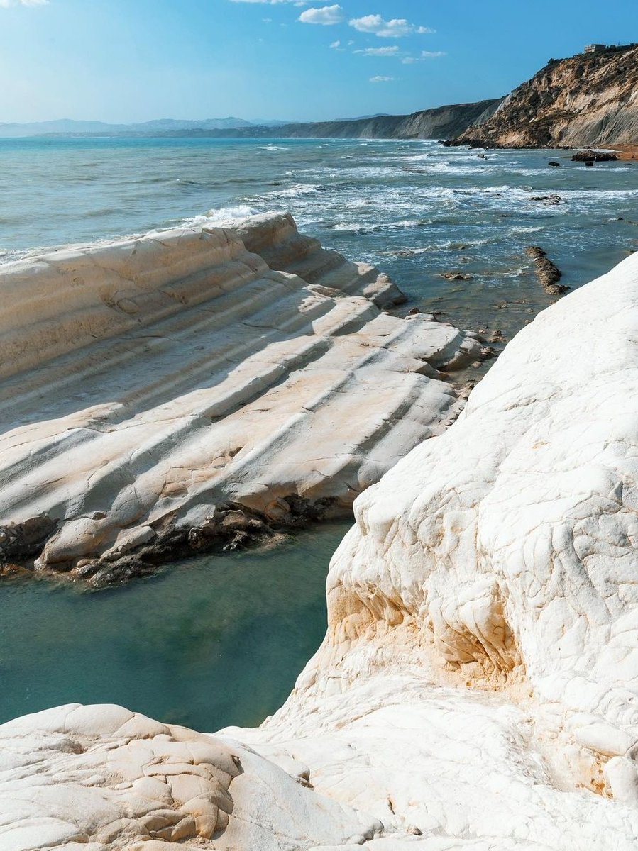 RoseValeOfficia's tweet photo. "Davanti al mare vorrei sentirti vicino, così vicino da dimenticare il resto del mondo, nel calore della tua presenza, e lasciarmi travolgere da quella voglia di te che cresce come il mare quando non conosce più confini. 🌊🔥💙 https://t.co/ZcUoaxymyC