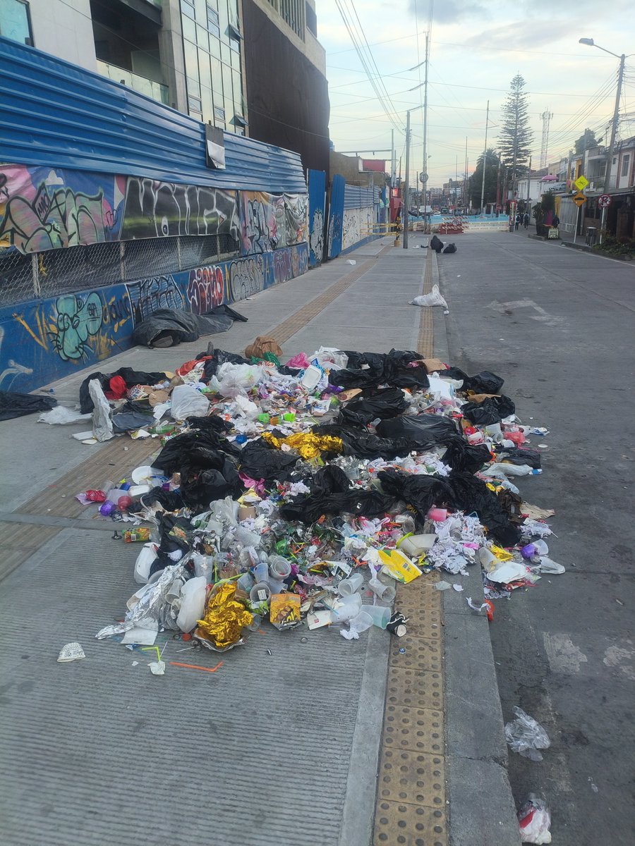 RAULLEALB's tweet photo. @uaesp @Superservicios  bueno necesito una solución ya cll 67 con cra 14 basura por todos lados! @Bogota https://t.co/FWnFLX4jVw