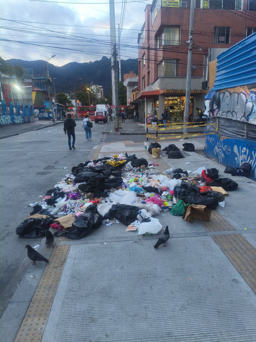 RAULLEALB's tweet photo. @uaesp @Superservicios  bueno necesito una solución ya cll 67 con cra 14 basura por todos lados! @Bogota https://t.co/FWnFLX4jVw
