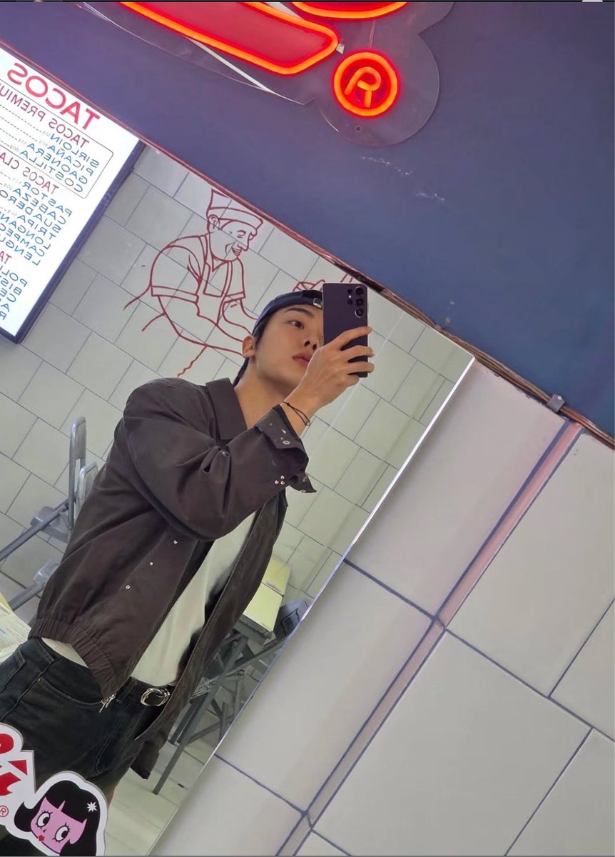 bbubbulubu's tweet photo. Tener mirror selfie de Sanha en una Taquería Y EN UN OXXO  no estaba en mi bingo card del 2026 😂😂😂😂 https://t.co/TY0WnHo4cN