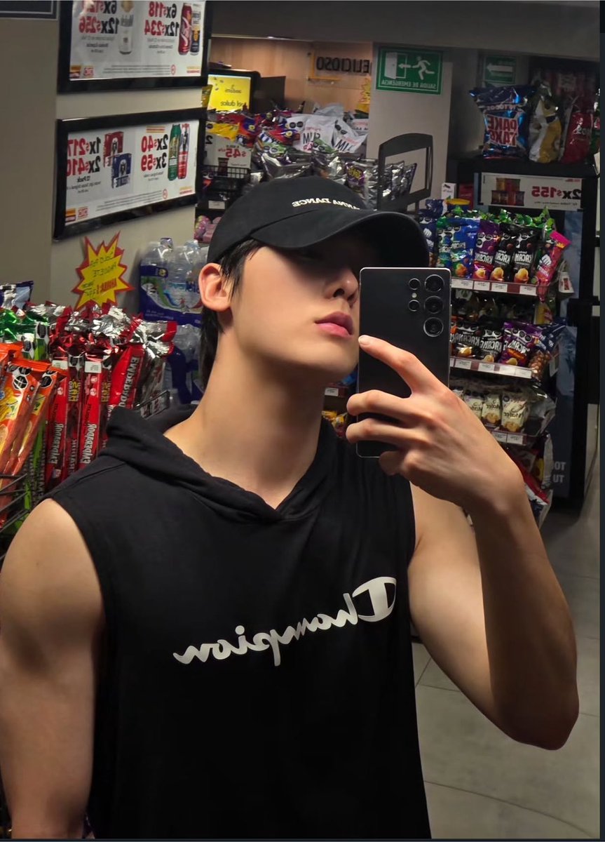 bbubbulubu's tweet photo. Tener mirror selfie de Sanha en una Taquería Y EN UN OXXO  no estaba en mi bingo card del 2026 😂😂😂😂 https://t.co/TY0WnHo4cN