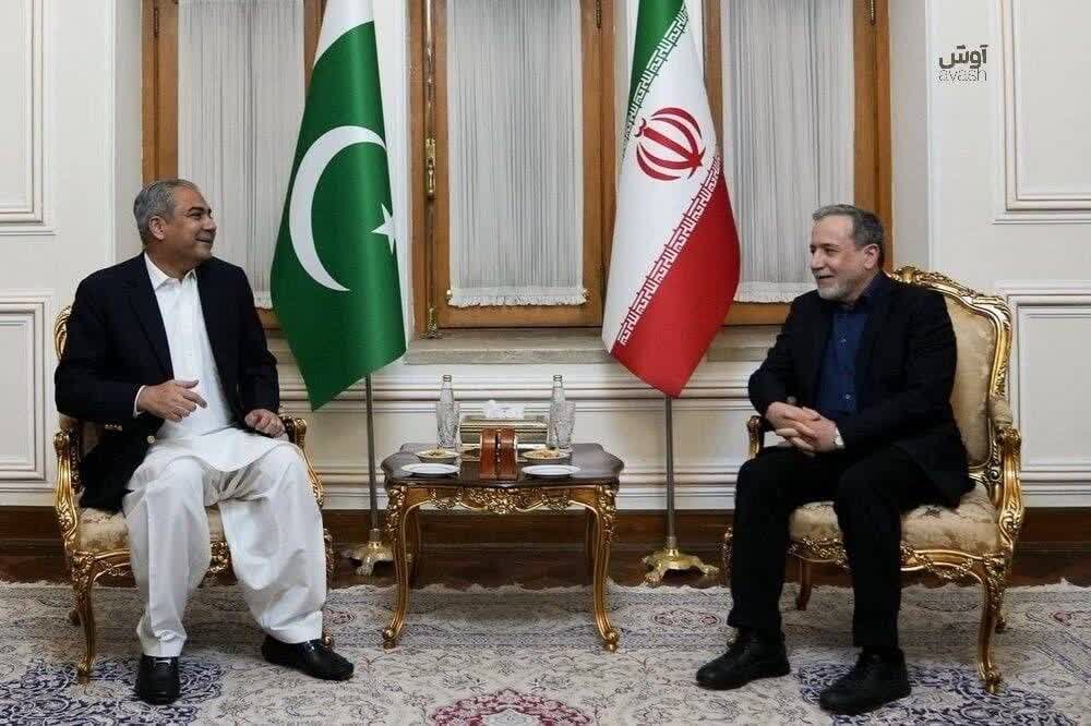 hamze_shokrian's tweet photo. 1⃣ قیمت نفت بالا می‌رود.
2⃣ دستگاه دیپلماسی فعال می‌شود.
3⃣ قیمت نفت پایین می‌آید.

هر کس بگوید اتفاقی است، جسارتاً به وجود نعمتی به نام «عقل» در خود شک کند.

پ.ن: وزیر کشور پاکستان وارد ایران شد. https://t.co/hBRomYxFQo