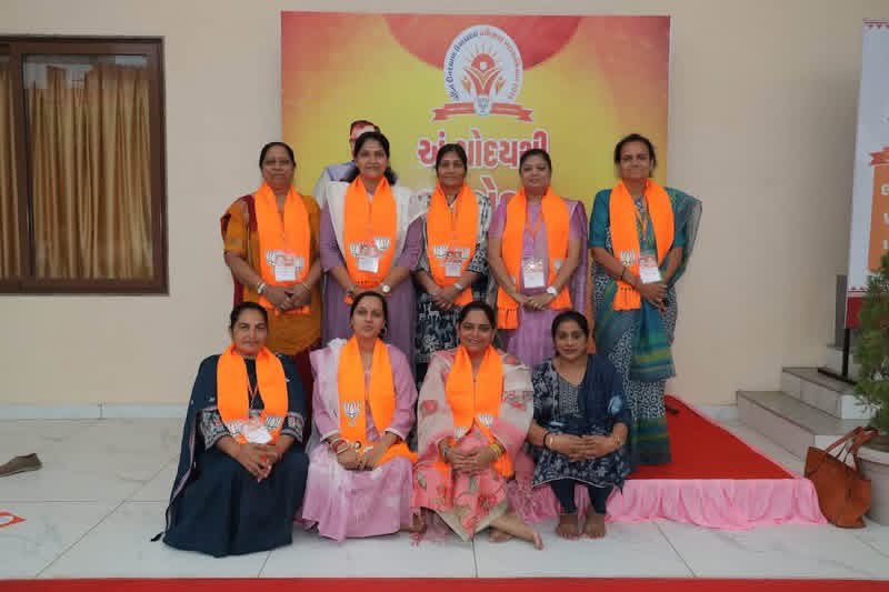sumanbenbjp's tweet photo. BAPS સ્વામિનારાયણ મંદિર, ગોધરા ખાતે 'પંડિત દીનદયાલ ઉપાધ્યાય પ્રશિક્ષણ મહાઅભિયાન 2026' અંતર્ગત આયોજિત પંચમહાલ જિલ્લા ભારતીય જનતા પાર્ટી ના 'જિલ્લા પ્રશિક્ષણ વર્ગ' માં ત્રીજા દિવસે

1/3 https://t.co/TVPQkCiEuz