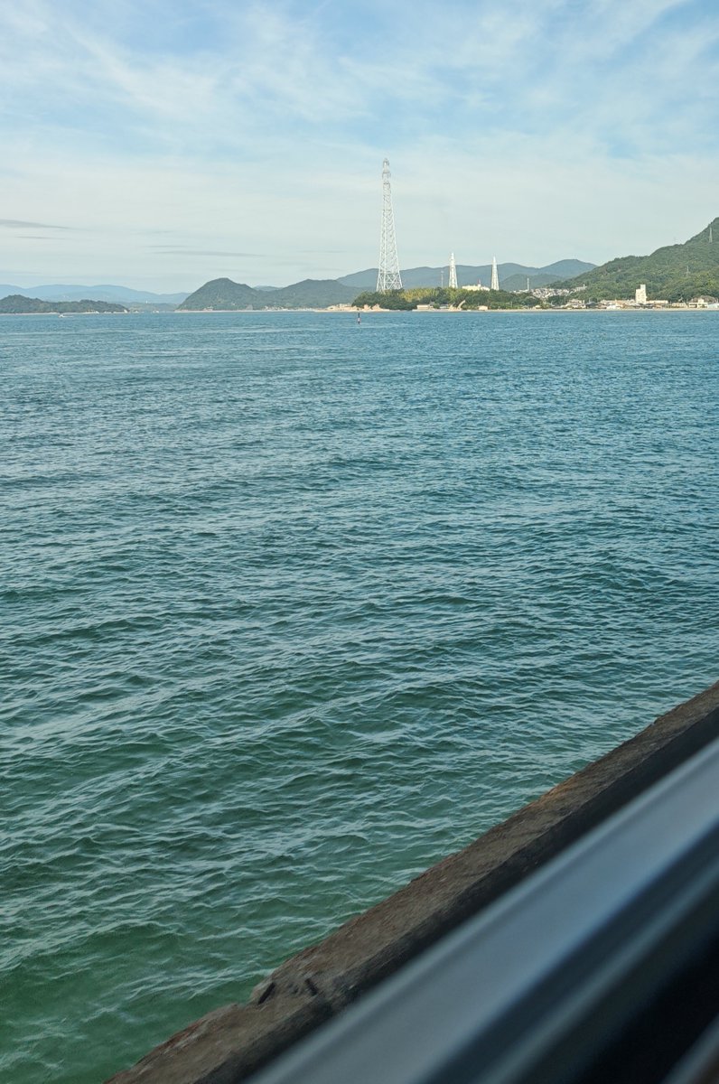 DinerSet's tweet photo. 呉線って途中めっちゃ柵が低くなる場所あるのな。海の中走ってるみたいに見える https://t.co/TnJbhH4PyC
