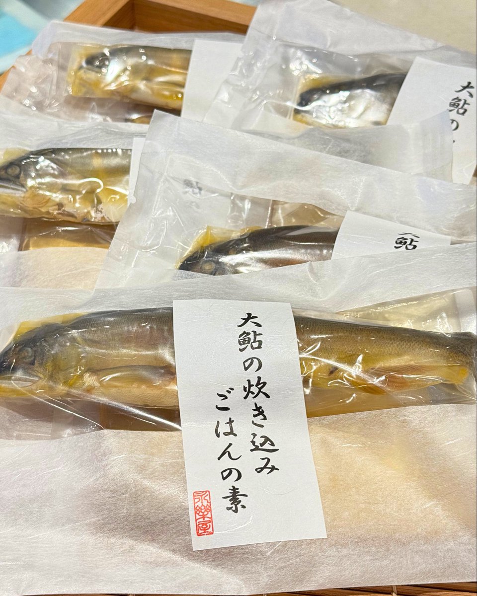 eirakuya's tweet photo. 『大鮎の炊き込みご飯の素（2合炊き用）』

琵琶湖産の大鮎を丸ごと一匹使用した風味豊かな炊き込みご飯がご家庭でもお手軽にお召し上がりいただけるご飯の素が季節限定で販売しております

夏季限定での販売でございます！

⚠️本店、室町店限定での販売です
大鮎の炊き込みごはんの素　¥1700（税込） https://t.co/JE8Zm7Mxt1
