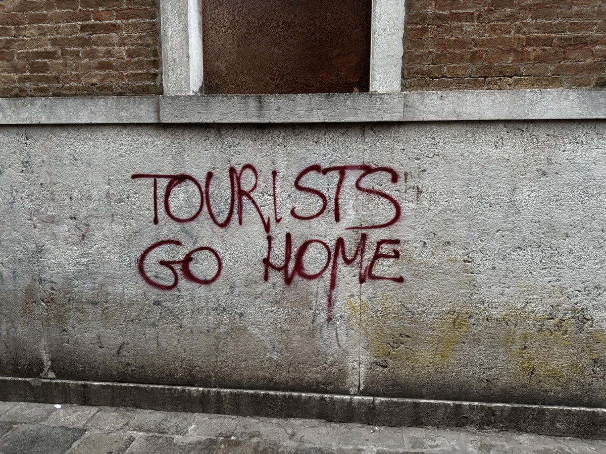surpluscaffeine's tweet photo. Venice is beautiful but definitely too many of us tourists. https://t.co/cEjlogTGcR