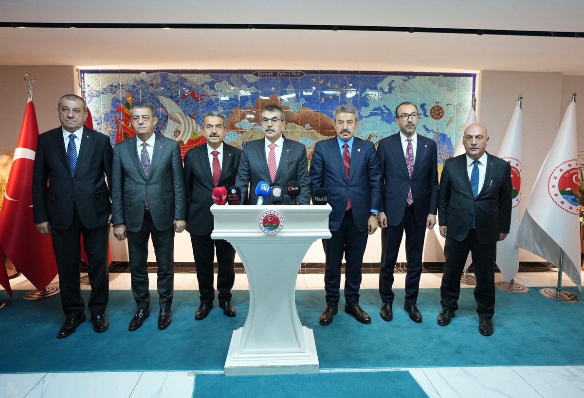tcmeb's tweet photo. Millî Eğitim Bakanı @Yusuf__Tekin, Şırnak’ta İl Eğitim Değerlendirme Toplantısına Başkanlık Etti, Sonrasında Değerlendirmelerde Bulundu

📌 Valiliği ziyaretinde başkanlık ettiği il eğitim değerlendirme toplantısı sonrasında açıklama yapan Bakan Tekin, “Terörsüz Türkiye” sürecinde hazırlanan “Millî Dayanışma ve Toplumsal Bütünleşmenin Güçlendirilmesine Dair Kanun Teklifi”nin, TBMM Genel Kurulunda kabul edilerek yasalaşmasının önemine işaret etti ve bu sürece katkı veren herkese müteşekkir olduğunu belirtti.

📌 Şırnak’ın eğitim öğretimin somut ve fiziki göstergeler itibarıyla ihtiyaçları büyük oranda çözülmüş bir il tablosu yansıttığını ifade eden Bakan Tekin, yapımı eylül ayına yetişecek okullarla beraber yıl içinde tamamlanacak 316 dersliğin bulunduğunu ve bir özel eğitim kampüsü için hazırlıkların başladığı bilgisini paylaştı. 

📌 Eğitimin toplumun tamamının birlikte omuzlaması hâlinde altından kalkılabilecek önemde olduğunu dile getiren Tekin; sivil toplum örgütlerini, kamu kurumlarını, meslek örgütlerini, belediyeleri, siyasetçileri, vatandaşları bu sürecin bir parçası olmaya davet ettiğini söyledi.

👉🏻 https://t.co/Nlu8ps9kVV